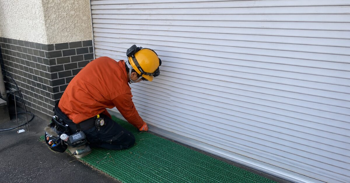 シャッターの修理をしている作業員